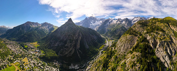 Panorama di Courmayeur dal Drone - Val d'Aosta - Italia