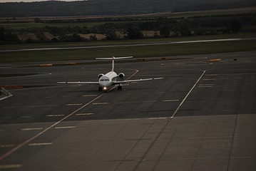 Ein Flugzeug rollt auf die Startbahn hinaus.