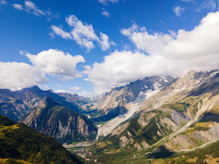 Fototapeta na wymiar Courmayeur vista dal Drone - Val d'Aosta - Italia