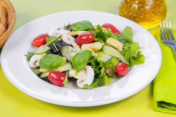 salade composée, champignons, tomates, concombre et artichauts