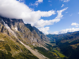 Fototapeta na wymiar Courmayeur vista dal Drone - Val d'Aosta - Italia