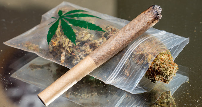 eine T&uuml;te Cannabis mit Joint Panorama