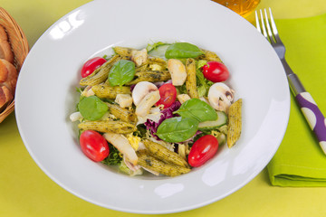 salade composée avec pâtes au pesto