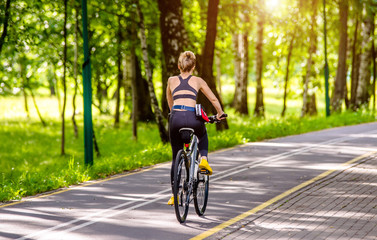 Obraz premium Cyclist ride on the bike path in the city Park 