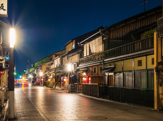 Fototapeta na wymiar 京都　夜の祇園　花見小路
