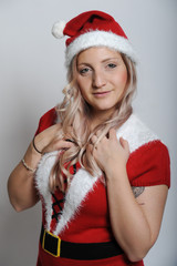 weihnachtsengel weihnachstfrau in roter mütze schal samt anzug