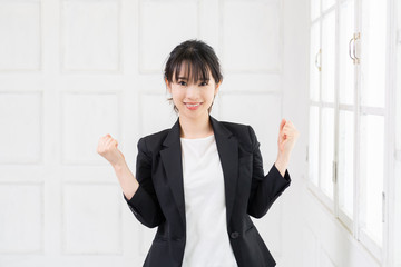 ガッツポーズをする若いビジネスウーマン
