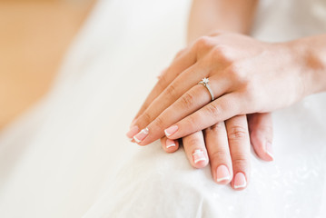 Obraz na płótnie Canvas Engagement ring on a bride's hand 