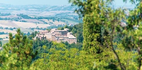 Fototapeta na wymiar Panorama lungo il sentiero 141A a Serra San Quirico nelle Marche