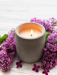 Obraz na płótnie Canvas Candle and lilac flowers