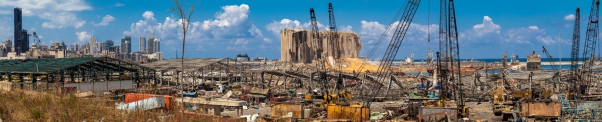 Obraz premium Zdjęcie panoramiczne portu / miejsca eksplozji w Bejrucie z widocznymi w tle wieżowcami w Bejrucie