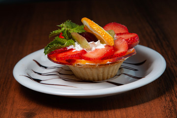Fruit basket with cream1