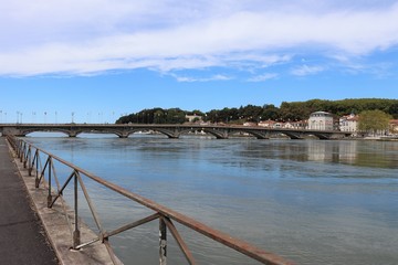 Fototapeta premium Le fleuve Adour dans la ville de Bayonne, ville de Bayonne, département des Pyrénées Atlantiques, région Nouvelle Aquitaine, France