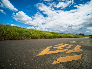 夏の青空と河川敷の遊歩道　8月　埼玉県川口市