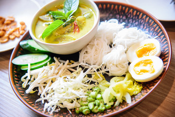 Rice noodles with Green curry