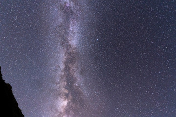via lactea en cielo estrellado y parte de montaña