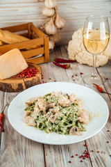 Green pasta fettuccine alfredo with chicken