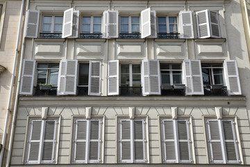 Fototapeta na wymiar Façade à volets à Paris, France