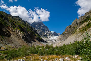 Fototapeta na wymiar Widok na góry, lodowiec, Kaukaz, Gruzja