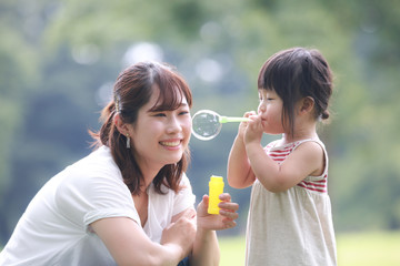 しゃぼん玉で遊ぶ親子