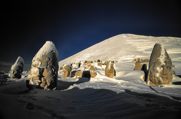 Tumulo funerario del rey Antioco I.Terraza Occidental.Monte Nemrut(2150m.).Nemrut Dagi Milli...