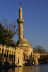 Mezquita Rizvaniye Vakfi Camii y Medresesi junto al estanque Balikli...