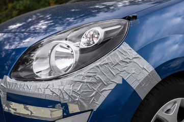 Ein Schaden am Auto einfach mit Panzerband gesichert