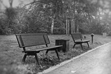 Freie Sitzbänke im Park
