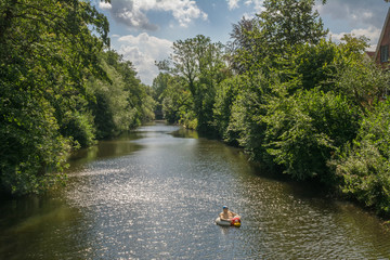 badende puppe im schwimmreif