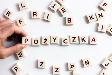 Słowo pożyczka ułożone z literek na jasnym białym tle