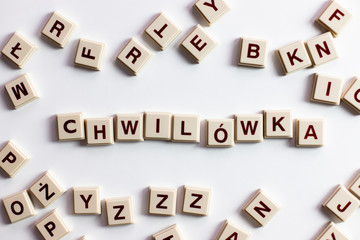 Obraz premium Słowo chwilówka ułożone z literek na jasnym białym tle
