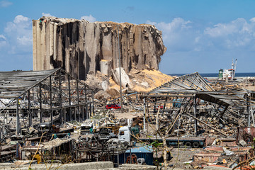Fototapeta premium Miejsce masowego wybuchu / eksplozji, które wydarzyło się w porcie w Bejrucie w Bejrucie w Libanie