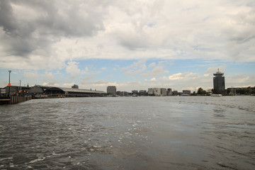 Fototapeta premium Amsterdamer Wasserfront; Het IJ am Hauptbahnhof