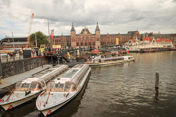 Fototapeta na wymiar Amsterdam Centraal; Blick zum imposanten Hauptbahnhof der Stadt