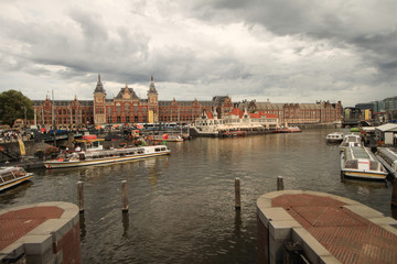 Fototapeta premium Amsterdam Centraal; Hauptbahnhof der Stadt und Openhaven Front