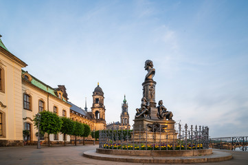 Fototapeta na wymiar Bruehlsche Terrasse in Dresden bei Sonnenaufgang 