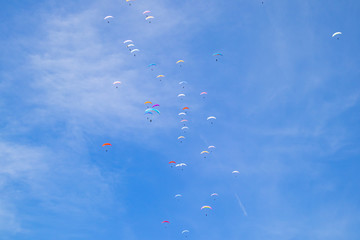 Wettbewerb im Gleitschirmfliegen