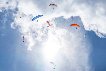 Wettbewerb im Gleitschirmfliegen