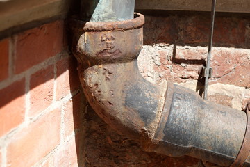 Altes, rostiges Wasserrohr aus Metall, Deutschland