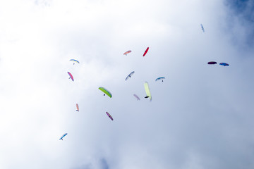 Wettbewerb im Gleitschirmfliegen