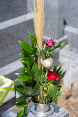 お墓に供えられた花のアップ