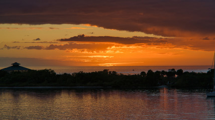 Atemberaubender Sonnenuntergang mit brennendem Himmel über dem Meer in Fort Myers, Florida