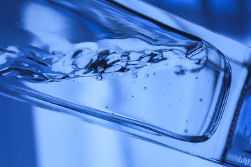 青いボトルに入った水の気泡
