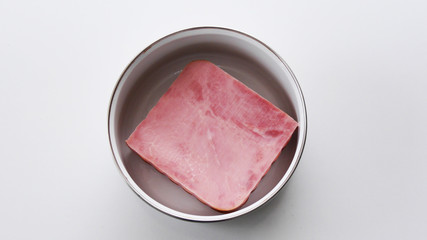 ホーロー容器の中に入っているハム