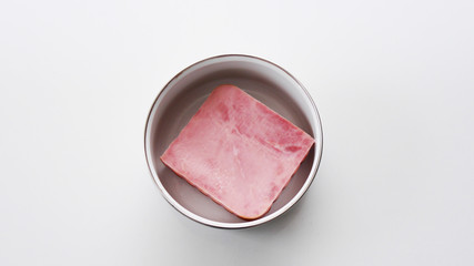 ホーロー容器の中に入っているハム