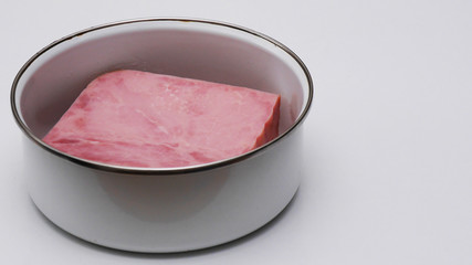 ホーロー容器の中に入っているハム