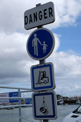 Panneaux de signalisation sur un port de pêche