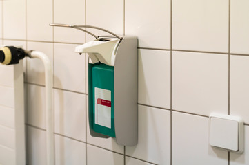 Ein Hebelspender zur Handdesinfektion