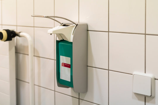 Ein Hebelspender zur Handdesinfektion