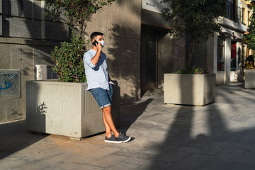 Chico joven de negocios tomando fotos y paseando